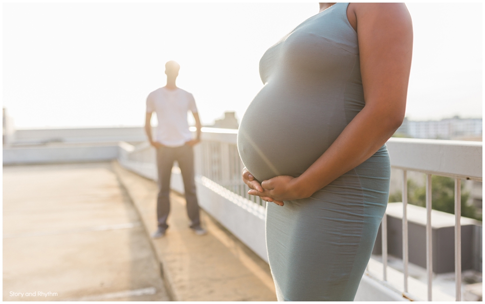 Creative maternity photos with sunlight